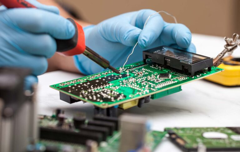 soldering-istock-1089487772